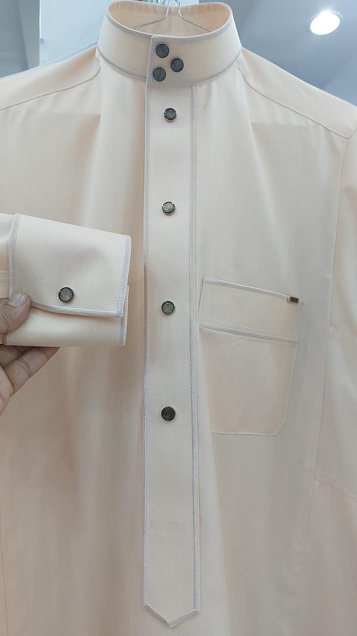 ثوب السعودي بتصميم ايفون مطرزة بالكامل موديل جديد